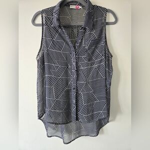 Chic Black and White Geometric Sleeveless Blouse